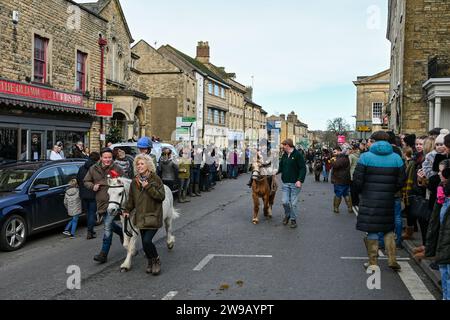 Chipping Norton, Großbritannien. Dezember 2023. Treffen der Heythrop Hunts Treffen Sie sich im Fox Inn auf dem Marktplatz von Chipping Norton, einer Marktstadt in den Cotswold Hills in West Oxfordshire im britischen Oxfordshire. Quelle: Peter Nixon / Alamy Live News Stockfoto