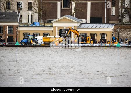 DEVENTER - Sandsäcke werden an der Kaiwand entlang der IJssel gegen Hochwasser platziert. Aufgrund des steigenden Wassers ist die de Welle, die Straße zwischen Stadtzentrum und IJssel, für den Verkehr gesperrt. ANP VINCENT JANNINK niederlande aus - belgien aus Stockfoto