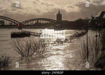 Hochwasser am Rhein in der Kölner Innenstadt *** Hochwasser am Rhein in der Kölner Innenstadt Nordrhein-Westfalen Deutschland, Deutschland  DSF0281 Stockfoto