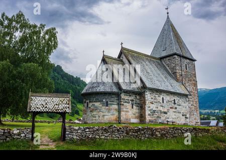 Die Steinkirche Hove im Dorf Vikoyri wurde um das Jahr 1170 erbaut. Hier an einem bewölkten Tag abgebildet, war die Basis für den Hove Chu Stockfoto