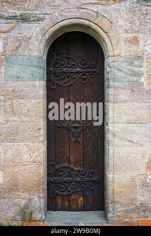 Die Steinkirche Hove im Dorf Vikoyri wurde um das Jahr 1170 erbaut. Hier an einem bewölkten Tag abgebildet, war die Basis für den Hove Chu Stockfoto