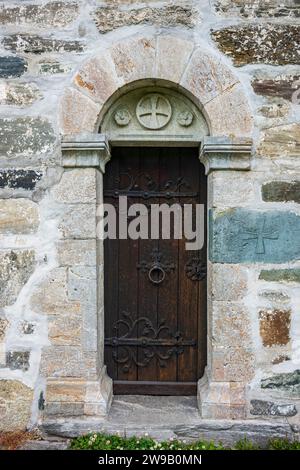 Die Steinkirche Hove im Dorf Vikoyri wurde um das Jahr 1170 erbaut. Hier an einem bewölkten Tag abgebildet, war die Basis für den Hove Chu Stockfoto