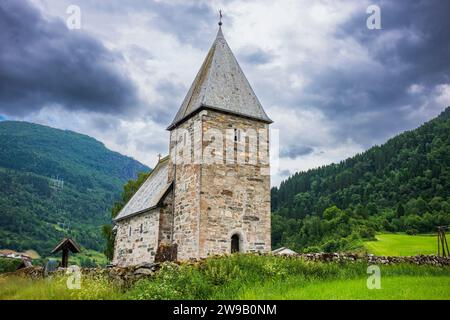 Die Steinkirche Hove im Dorf Vikoyri wurde um das Jahr 1170 erbaut. Hier an einem bewölkten Tag abgebildet, war die Basis für den Hove Chu Stockfoto