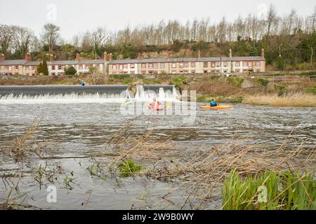 Dublin, Irland - 03.19.2023: Gesunde Lebensweise Kajakfahren auf dem Liffey River in Lucan. Eine Gruppe von Kajakfahrern geht auf den Wasserfall. Freizeit, rel Stockfoto