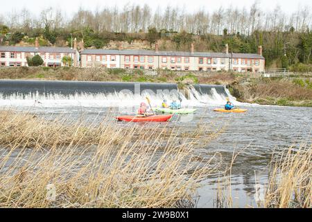 Dublin, Irland - 03.19.2023: Gesunde Lebensweise Kajakfahren auf dem Liffey River in Lucan. Eine Gruppe von Kajakfahrern geht auf den Wasserfall. Freizeit, rel Stockfoto