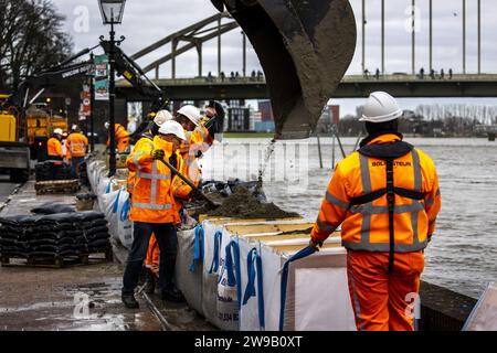 DEVENTER - Sandsäcke werden an der Kaiwand entlang der IJssel gegen Hochwasser platziert. Aufgrund des steigenden Wassers ist die de Welle, die Straße zwischen Stadtzentrum und IJssel, für den Verkehr gesperrt. ANP VINCENT JANNINK niederlande aus - belgien aus Stockfoto