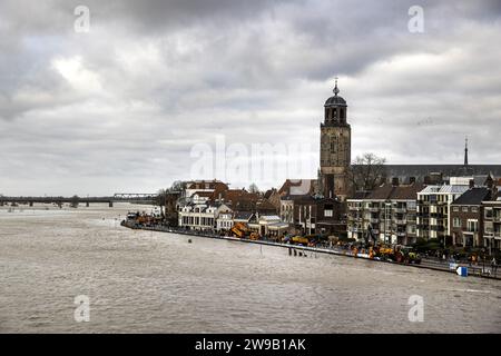 DEVENTER - Sandsäcke werden an der Kaiwand entlang der IJssel gegen Hochwasser platziert. Aufgrund des steigenden Wassers ist die de Welle, die Straße zwischen Stadtzentrum und IJssel, für den Verkehr gesperrt. ANP VINCENT JANNINK niederlande aus - belgien aus Stockfoto