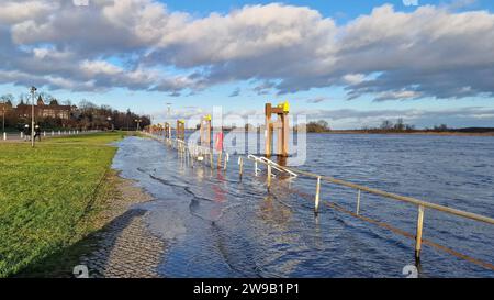 26. Dezember 2023, Sachsen-Anhalt, Tangermünde: Die Uferpromenade beginnt zu überschwemmen. Die Hochwassersituation ist in Sachsen-Anhalt vielerorts angespannt. Foto: Cevin Dettlaff/dpa Stockfoto