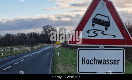 26. Dezember 2023, Sachsen-Anhalt, Tangermünde: Ein Warnschild weist auf eine überflutete Straße hin. Die Hochwassersituation ist in Sachsen-Anhalt vielerorts angespannt. Foto: Cevin Dettlaff/dpa Stockfoto