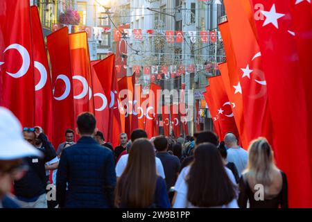 Türkische Fahnen und türkische Menschen in der Istiklal Avenue. Nationalfeiertage des Turkiye-Konzepts. Istanbul Turkiye - 10.28.2023 Stockfoto