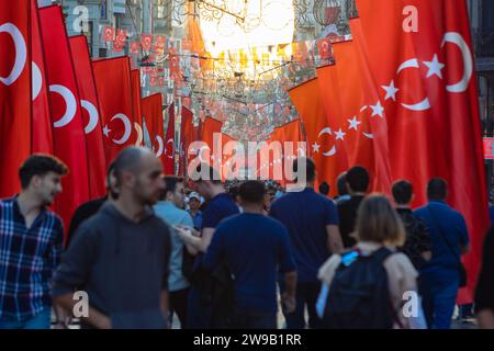 Nationalfeiertage von Turkiye Konzeptfoto. Türkisches Volk und Flaggen in der Istiklal Avenue. Istanbul Turkiye - 10.28.2023 Stockfoto