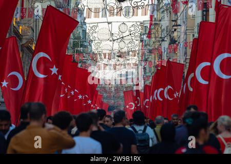 Naional Holiday of Turkiye Konzept. Menschen und türkische Fahnen in der Istiklal Avenue. Istanbul Turkiye - 10.28.2023 Stockfoto