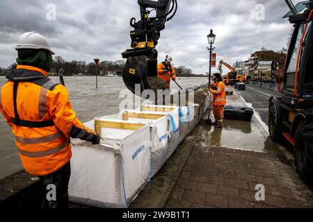 DEVENTER - Sandsäcke werden an der Kaiwand entlang der IJssel gegen Hochwasser platziert. Aufgrund des steigenden Wassers ist die de Welle, die Straße zwischen Stadtzentrum und IJssel, für den Verkehr gesperrt. ANP VINCENT JANNINK niederlande aus - belgien aus Stockfoto