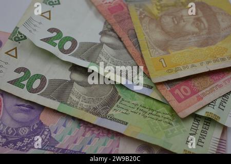 Geld, Währung, ukrainisches Geld - 200, 20,10 Papiergriwna und eine Griwna befinden sich auf einem weißen Hintergrund mit Bankkarten. Stockfoto