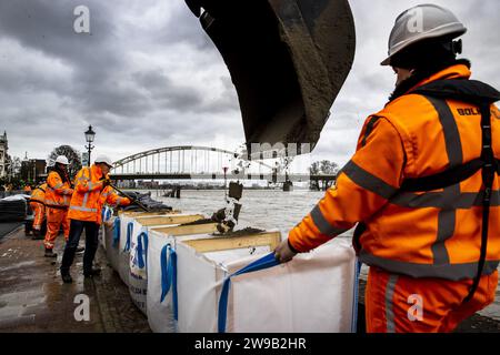 DEVENTER - Sandsäcke werden an der Kaiwand entlang der IJssel gegen Hochwasser platziert. Aufgrund des steigenden Wassers ist die de Welle, die Straße zwischen Stadtzentrum und IJssel, für den Verkehr gesperrt. ANP VINCENT JANNINK niederlande aus - belgien aus Stockfoto