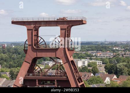 Essen, Nordrhein-Westfalen, Deutschland - 16. Juli 2021: Die Spitze eines Kohlebergwerks im UNESCO-Weltkulturerbe Zeche Zollverein Stockfoto