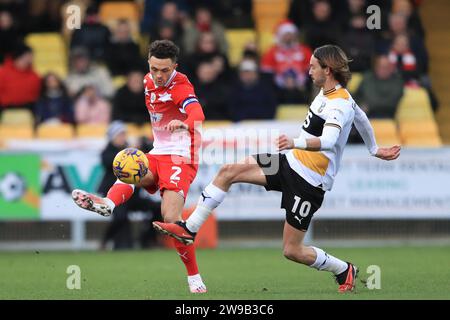 Burslem, Großbritannien. Dezember 2023. Jordan Williams #2 von Barnsley räumt den Ball während des Sky Bet League 1-Spiels Port Vale gegen Barnsley in Vale Park, Burslem, Großbritannien, 26. Dezember 2023 (Foto: Alfie Cosgrove/News Images) in Burslem, Großbritannien am 26. Dezember 2023. (Foto: Alfie Cosgrove/News Images/SIPA USA) Credit: SIPA USA/Alamy Live News Stockfoto