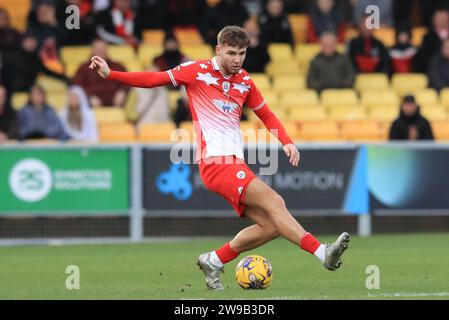 Burslem, Großbritannien. Dezember 2023. John Mcatee #45 von Barnsley kontrolliert den Ball während des Sky Bet League 1 Spiels Port Vale gegen Barnsley in Vale Park, Burslem, Großbritannien, 26. Dezember 2023 (Foto: Alfie Cosgrove/News Images) in Burslem, Großbritannien am 26. Dezember 2023. (Foto: Alfie Cosgrove/News Images/SIPA USA) Credit: SIPA USA/Alamy Live News Stockfoto