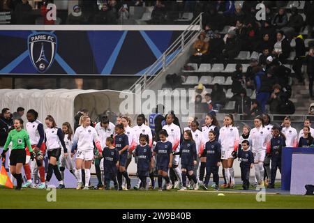 Julien Mattia / Le Pictorium - Paris Saint Germain (PSG) vs Paris FC - 17/12/2023 - Frankreich / Ile-de-France (Region) / Paris - Spielereintritt während Ligue 1 Arkema Spieltag 11 zwischen PFC und PSG im Stade Charlety, 17. Dezember 2023 Stockfoto