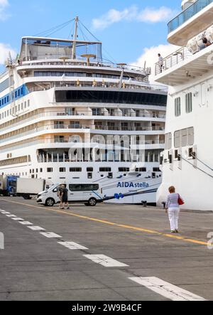 Das Kreuzfahrtschiff Aida Stella legt in Muelle Sur, Santa Cruz de Tenerife, Kanarische Inseln, Spanien an Stockfoto
