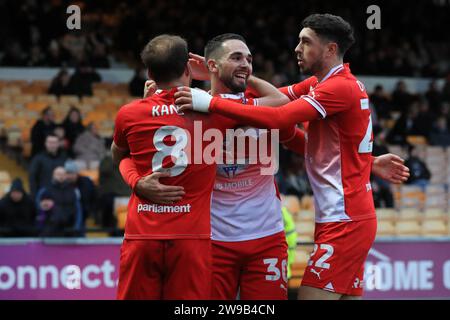 Burslem, Großbritannien. Dezember 2023. Adam Phillips #30 von Barnsley feiert sein Ziel, es 0-1 während des Sky Bet League 1 Matches Port Vale gegen Barnsley in Vale Park, Burslem, Großbritannien, 26. Dezember 2023 (Foto: Alfie Cosgrove/News Images) in Burslem, Großbritannien am 26. Dezember 2023 zu erreichen. (Foto: Alfie Cosgrove/News Images/SIPA USA) Credit: SIPA USA/Alamy Live News Stockfoto