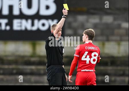 Schiedsrichter Scott Oldham gibt Luca Connell #48 von Barnsley während des Sky Bet League 1 Spiels Port Vale gegen Barnsley in Vale Park, Burslem, Großbritannien, 26. Dezember 2023 (Foto: Craig Thomas/News Images) Stockfoto