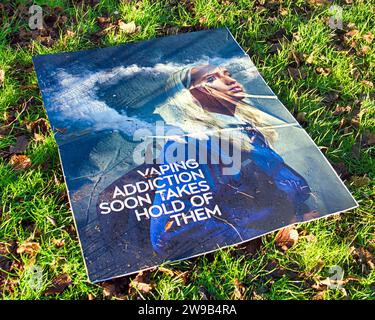 Glasgow, Schottland, Großbritannien. Dezember 2023. Verworfene Vape-Werbung von den jüngsten Stürmen am Grasrand. Credit Gerard Ferry/Alamy Live News Stockfoto