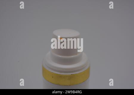 Damenkosmetik, Kosmetikserie für Gesichtspflege, Creme in weißem Plastikglas mit Spender auf weißem Kunststoffhintergrund angeordnet. Stockfoto