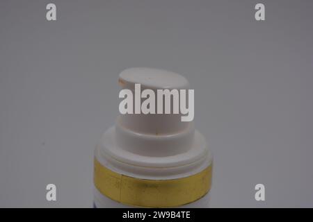 Damenkosmetik, Kosmetikserie für Gesichtspflege, Creme in weißem Plastikglas mit Spender auf weißem Kunststoffhintergrund angeordnet. Stockfoto