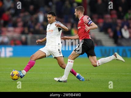 Ben Cabango von Swansea City (links) und Jack Stephens von Southampton (rechts) während des Sky Bet Championship Matches in St. Mary's Stadium, Southampton. Bilddatum: Dienstag, 26. Dezember 2023. Stockfoto