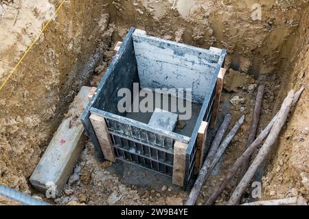 Betonpfahl im Schalungsrahmen für Hausbaufundament Stockfoto