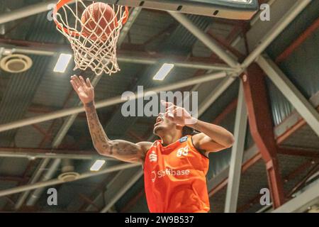 Chemnitz, Deutschland 26. Dezember 2023: 1.BBL - 2023/2024 - Niners Chemnitz vs. HAKRO Merlins Crailsheim im Bild: Kevin Yebo (Chemnitz) Stockfoto