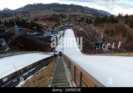 Oberstdorf, Deutschland. Dezember 2022. Die Marktgemeinde Oberstdorf im Allgäu ist der Auftaktort der 72. Vierschanzentournee 2023/24 Credit: dpa/Alamy Live News Stockfoto