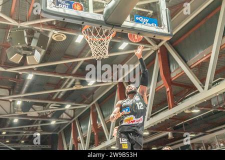 Chemnitz, Deutschland 26. Dezember 2023: 1.BBL - 2023/2024 - Niners Chemnitz vs. HAKRO Merlins Crailsheim im Bild: James Murray – Boyles (Crailsheim) Stockfoto