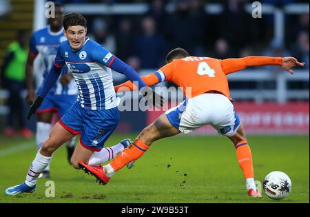 Hartlepool, Großbritannien, 26. Dezember 2023. Jake Hastie von Hartlepool United wird während des Vanarama National League-Spiels zwischen Hartlepool United und Oldham Athletic am Dienstag, den 26. Dezember 2023, zum Oldham Athletic Liam Hogan von Oldham Athletic. (Foto: Michael Driver | MI News) Credit: MI News & Sport /Alamy Live News Stockfoto