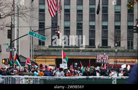 New York, Usa. Dezember 2023. Dezember 2023, New York City, NY. Tausende palästinensischer Demonstranten zogen zu Weihnachten in New York City zu beliebten Touristenzielen auf, um Weihnachten abzusagen. Demonstranten marschierten die 5th Avenue in der Nähe beliebter Schaufenster eines Kaufhauses hinunter. Größere Gruppen protestierten vor dem Rockefeller Plaza. Besucher konnten den begehrten Rockefeller Tree nicht näher erkunden. Das Schlittschuhlaufen wurde von der großen Menschenmenge geschlossen. Die NYPD-Offiziere waren in voller Kraft. (Foto: Robyn Stevens Brody/SIPA USA) Credit: SIPA USA/Alamy Live News Stockfoto