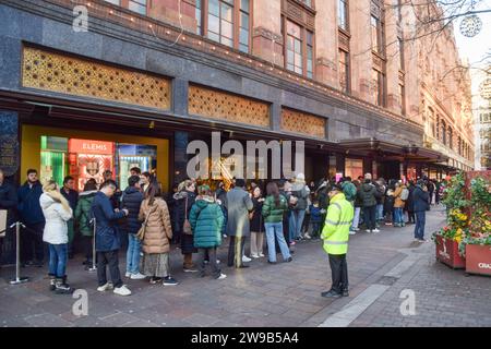 London, Großbritannien. Dezember 2023. Kunden stehen vor dem Kaufhaus Harrods in Knightsbridge für den Verkauf am zweiten Weihnachtsfeiertag an. (Foto: Vuk Valcic/SOPA Images/SIPA USA) Credit: SIPA USA/Alamy Live News Stockfoto