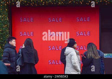 London, Großbritannien. Dezember 2023. Kunden stehen vor dem Kaufhaus Selfridges in der Oxford Street an, während die Verkäufe am zweiten Weihnachtsfeiertag beginnen. (Foto: Vuk Valcic/SOPA Images/SIPA USA) Credit: SIPA USA/Alamy Live News Stockfoto