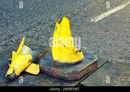 Glasgow, Schottland, Großbritannien. Dezember 2023. Ein kaputter Verkehrskegel an der Stelle, an der sich die Mülltonnen-LKW-Katastrophe diese Woche vor 9 Jahren ereignete . Credit Gerard Ferry/Alamy Live News Stockfoto