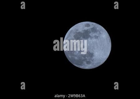 Der kalte Mond, auch bekannt als der längste und letzte Vollmond des Jahres, erhebt sich über dem Himmel in Kaschmir. Stockfoto