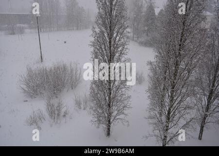 Wunderschöne Natur, Winter, Winterstimmung, viel Schnee in der Stadt Varkaus, Finnland. Stockfoto