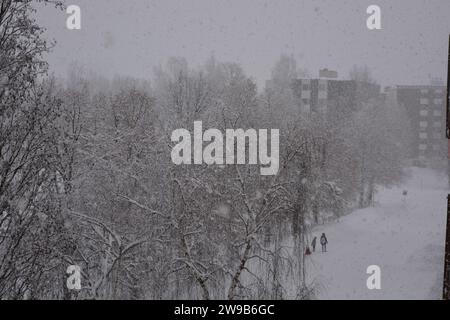 Wunderschöne Natur, Winter, Winterstimmung, viel Schnee in der Stadt Varkaus, Finnland. Stockfoto