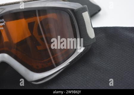 Sportausrüstung, Sportmaske zum Skifahren und Snowboarden auf weißem Hintergrund. Stockfoto