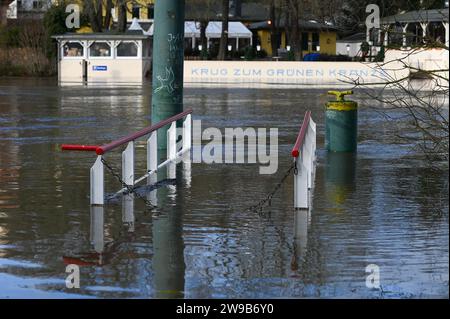 26. Dezember 2023, Sachsen-Anhalt, Halle (Saale): Das Hochwasser der Saale hat eine Landestege überflutet. Die Hochwassersituation ist in Sachsen-Anhalt vielerorts angespannt. Foto: Heiko Rebsch/dpa Stockfoto