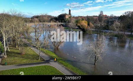 26. Dezember 2023, Sachsen-Anhalt, Halle (Saale): Hochwasser der Saale unterhalb der Burg Giebichenstein (Foto mit Drohne). Die Hochwassersituation ist in Sachsen-Anhalt vielerorts angespannt. Foto: Heiko Rebsch/dpa Stockfoto