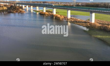 26. Dezember 2023, Sachsen-Anhalt, Halle (Saale): Die EISLINIE Leipzig/Halle – Erfurt wird von der Weißen Elster überschwemmt. Die Hochwassersituation ist in Sachsen-Anhalt vielerorts angespannt. Foto: Heiko Rebsch/dpa Stockfoto