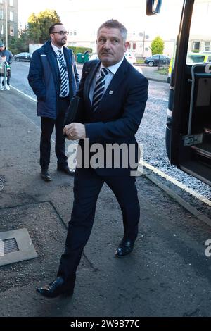 Dundee-Manager Tony Docherty kam vor dem Cinch-Premiership-Spiel im Scot Foam Stadium in Dundee an. Bilddatum: Dienstag, 26. Dezember 2023. Stockfoto