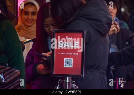 London, Großbritannien. Dezember 2023. Kunden stehen vor Harrods in Knightsbridge für den Verkauf am zweiten Weihnachtsfeiertag an. Quelle: Vuk Valcic/Alamy Live News Stockfoto