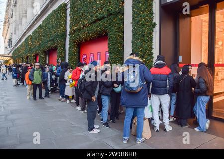 London, Großbritannien. Dezember 2023. Kunden stehen vor Selfridges in der Oxford Street an, wenn der Verkauf am zweiten Weihnachtsfeiertag beginnt. Quelle: Vuk Valcic/Alamy Live News Stockfoto