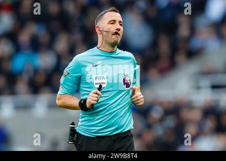 Dezember 2023; St. James' Park, Newcastle, England; Premier League Football, Newcastle United gegen Nottingham Forest; Schiedsrichter Chris Kavanagh Stockfoto